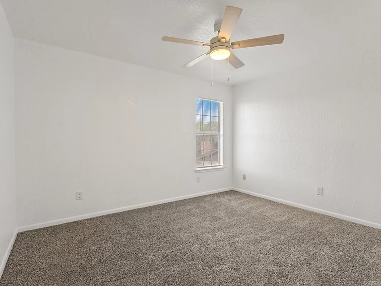 2410 Royal Crest Cir — Photo 11