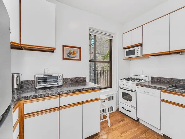 8380 118th St APT 2L, Jamaica, NY 11415