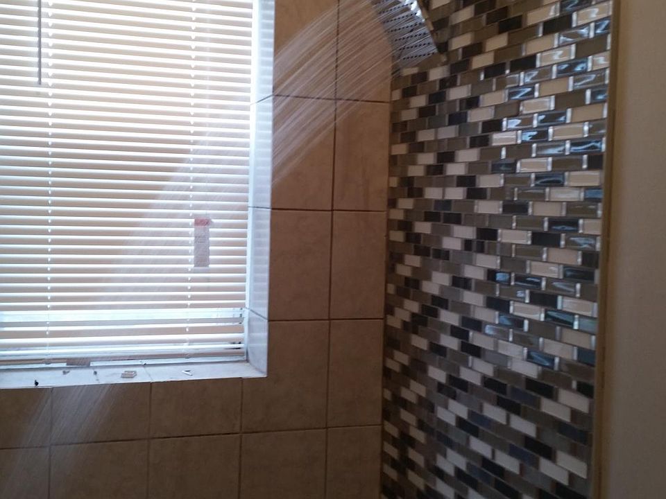 Full bath/shower upstairs