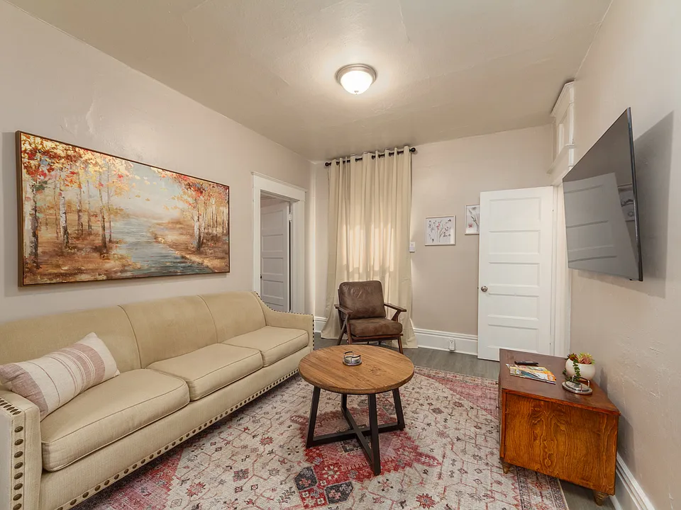 2219 W Broadway Ave #4