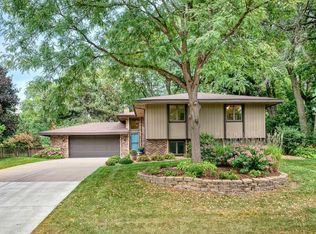 1028 Brompton Pl, Mendota Heights, MN 55118