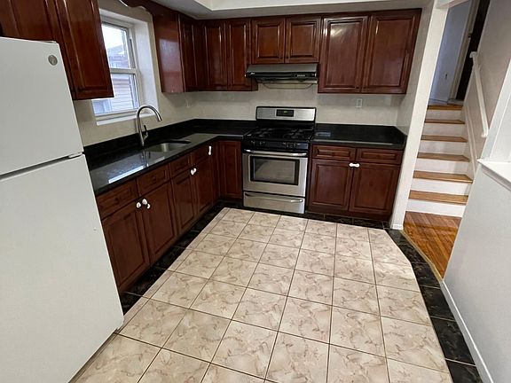 4th image of 227 Bay 35th St #2