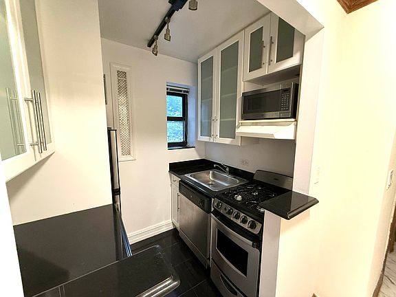 4th image of 148 W 68th St #3F1