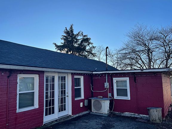 3rd image of 319 E Oak St