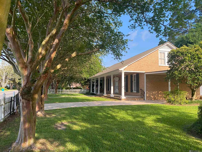 1009 E Main St — Photo 2
