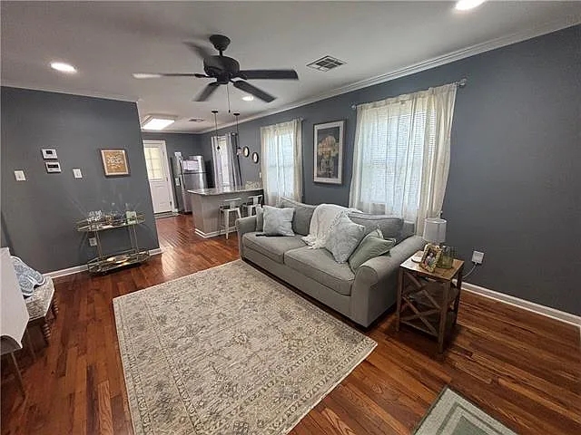 2 bed, 1.0 bath, 900 sqft, $1,900 — Photo 2