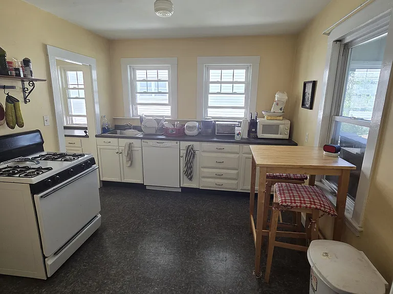 30 Willard Ave — Photo 9