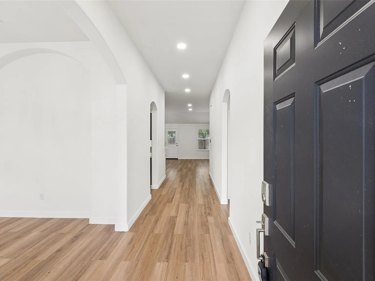 3 bed, 2.0 bath, 1826 sqft, $2,000 — Photo 4