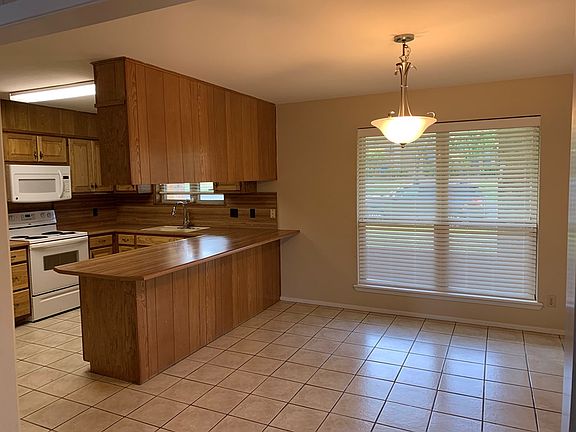 3rd image of 3722 Briargrove Ln