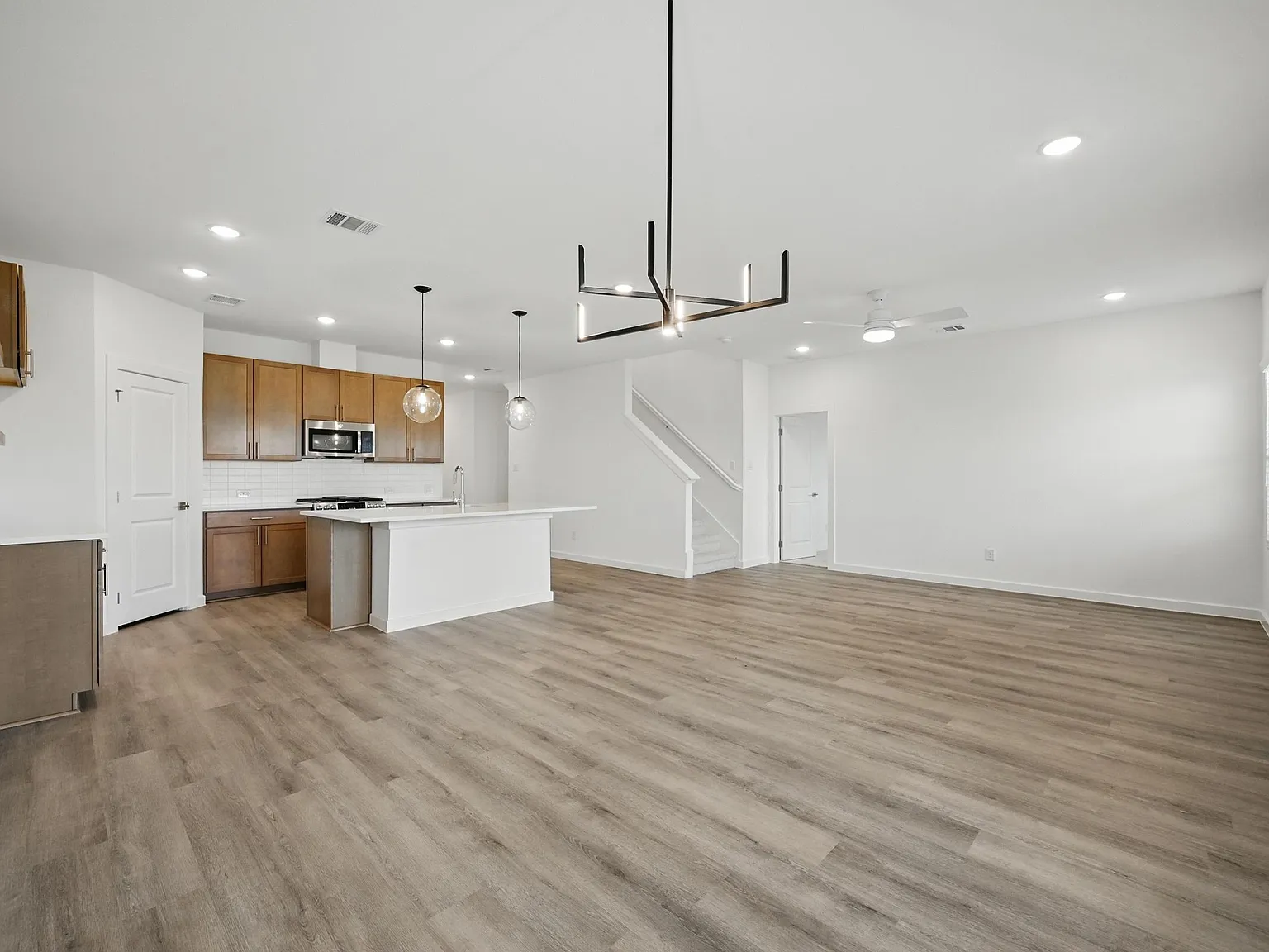 4 bed, 2306 sqft, $2,300 — Photo 4