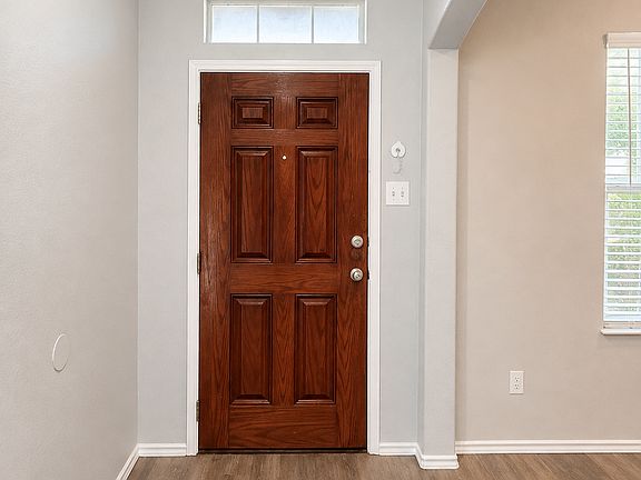 4th image of 541 Harding Ln