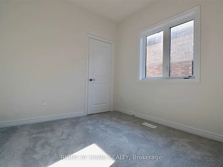 9 Conarty Cres — Photo 16