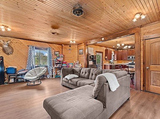 4th image of 12361 Vanhorne Rd