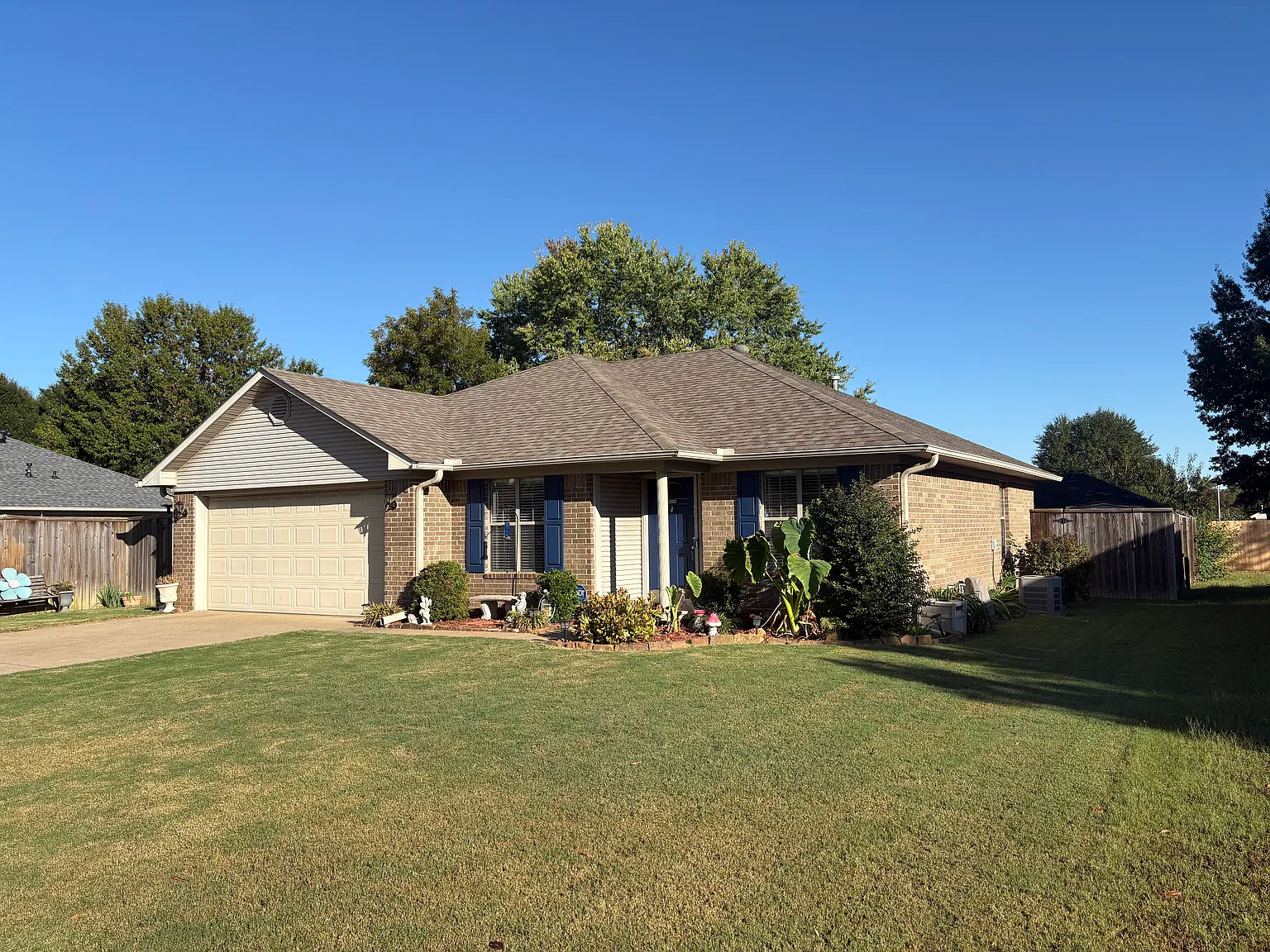 1750 Tuscany Dr — Photo 2