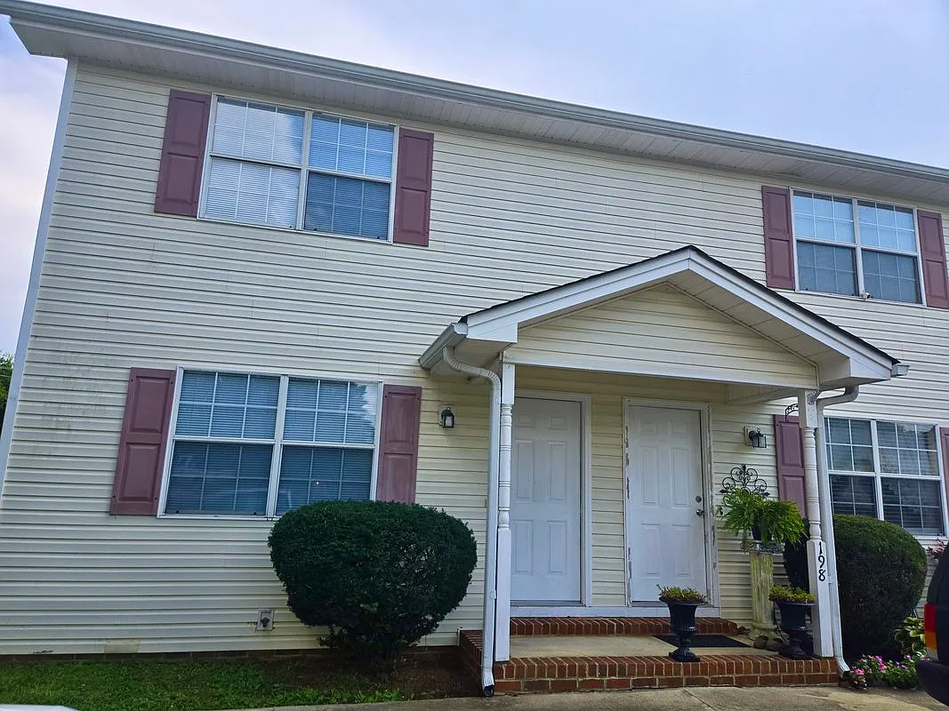 2 bed, 1.5 bath, 1140 sqft, $1,100 — Photo 1