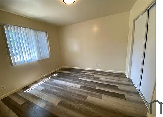 1st image of 915 Glenway Dr #1