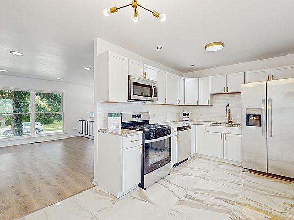 5th image of 22201 Windsor Ct