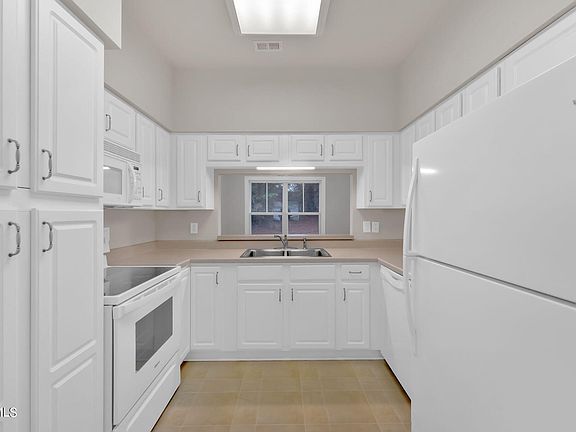 2nd image of 211 University Pkwy #14
