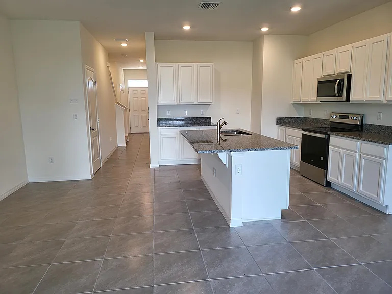 1204 Draintree St — Photo 5