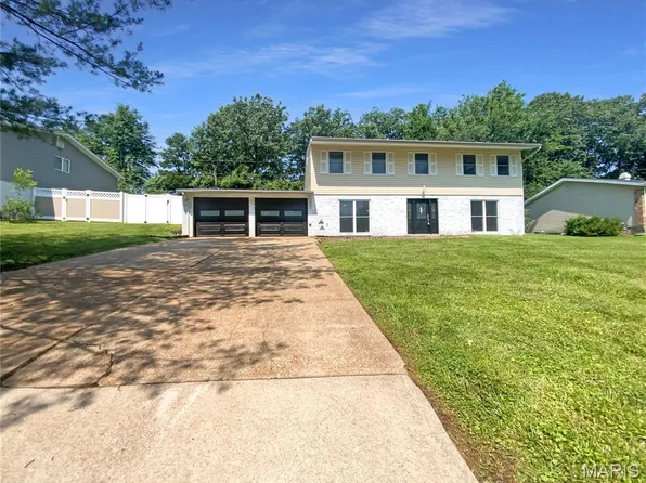 6825 Birdie Ln, Saint Louis, MO 63129