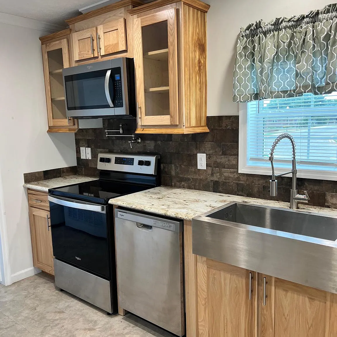 3 bed, 2.0 bath, 1040 sqft, $2,300 — Photo 2