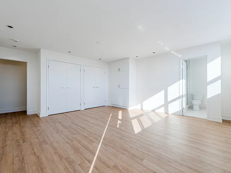 289 The Kingsway — Photo 36