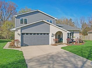 341 Cornell Ln, Algonquin, IL 60102