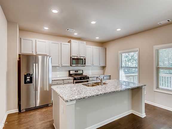 5th image of 233 Evergreen Way