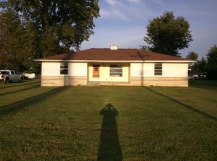 619 S Main St, Clay City, IL 62824