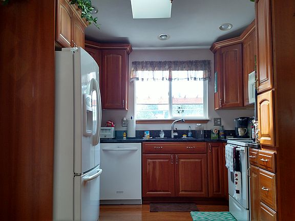 4th image of 215 95th Ave SE