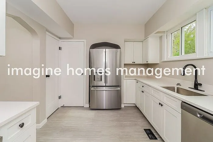 1735 Avonlea Ave — Photo 9