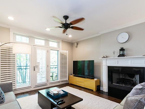 3rd image of 5526 N Winthrop Ave Unit 3S