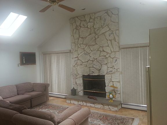 2nd image of 484 De Witt Ave