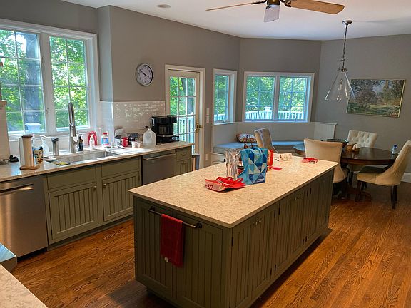 Kitchen with eat-in area