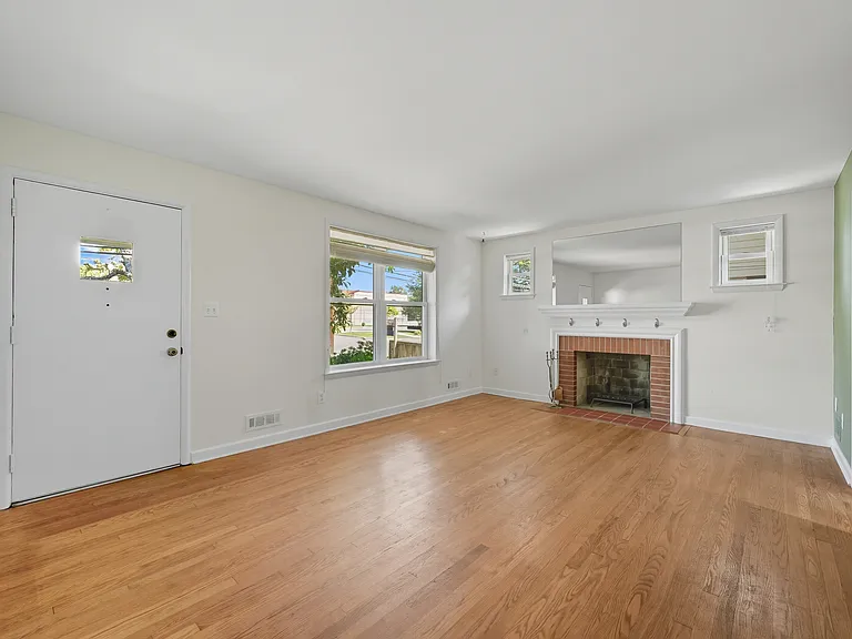 3306 Weller Rd — Photo 2