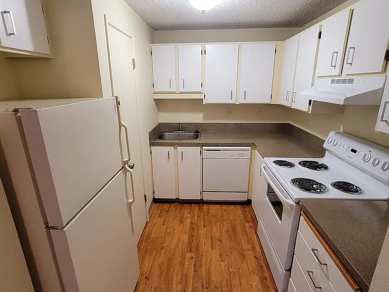 Knoll West Apartments — Photo 37