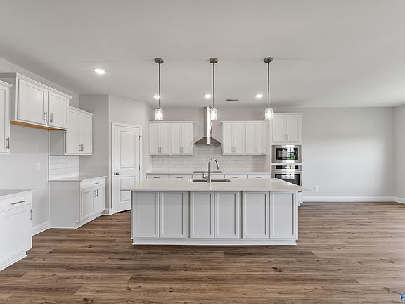 5th image of 102 Goodwood Ln