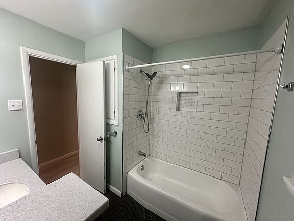 4th image of 1329 Lindale Ave
