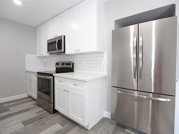 5th image of 806 Stadium Cir