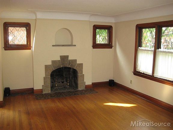 5th image of 355 Hillcrest Ave