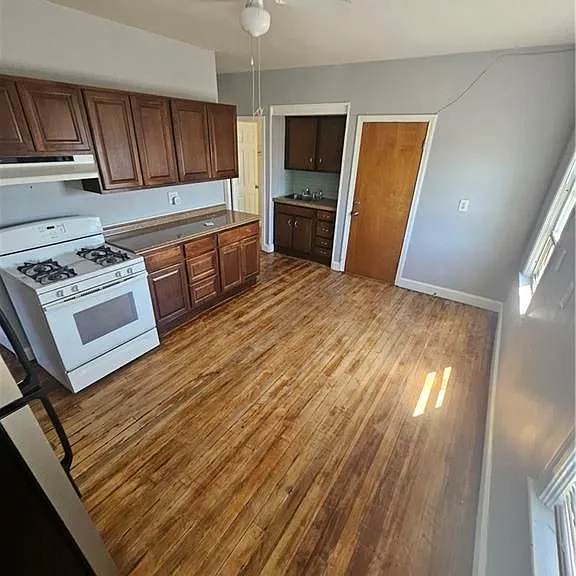 11 Windmill St — Photo 2