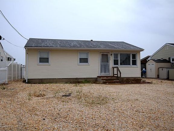2nd image of 609 Laurel Blvd