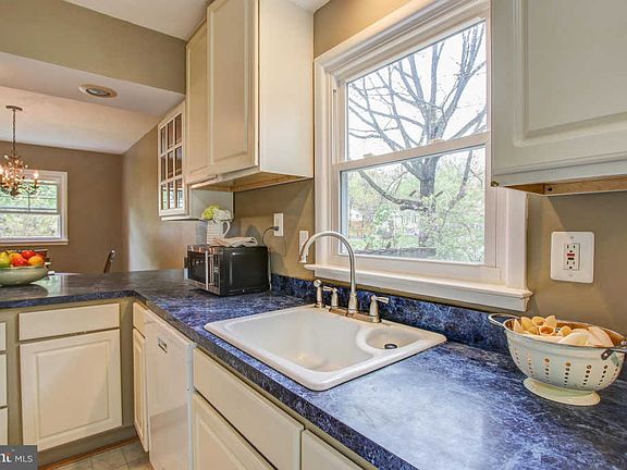 5th image of 3203 Burbank Ln