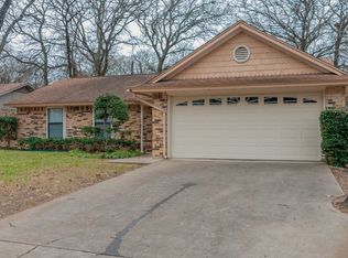 909 Red Oak St, Azle, TX 76020