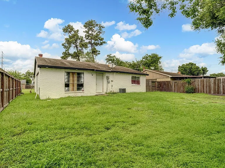 14618 Flair Dr — Photo 32