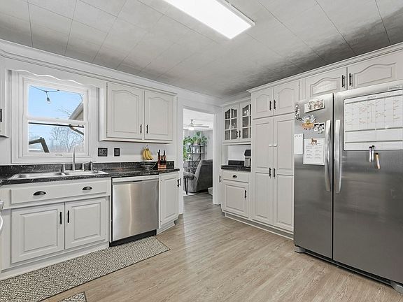 5th image of 705 Maxine Dr
