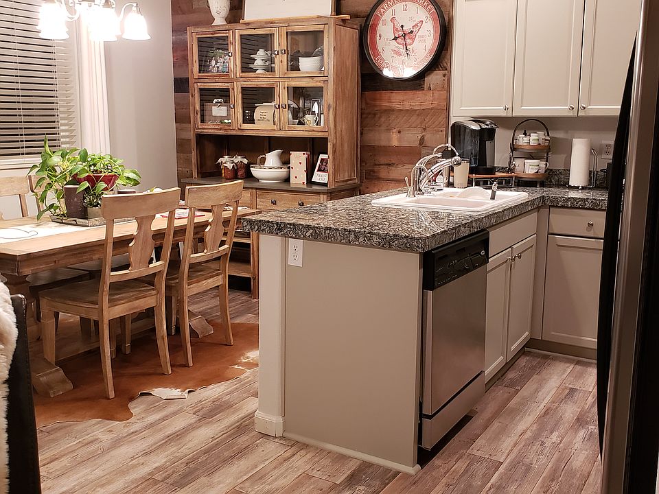 Kitchen/Dining area