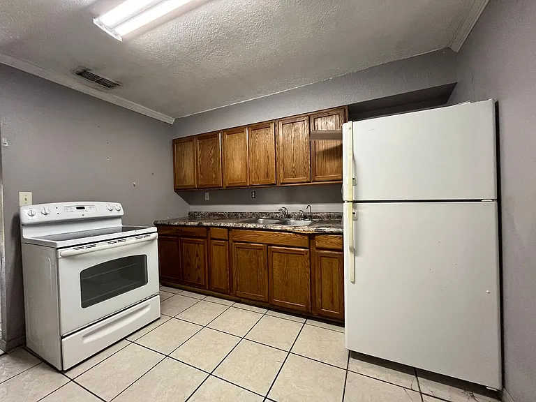 1301 W Walnut St — Photo 6