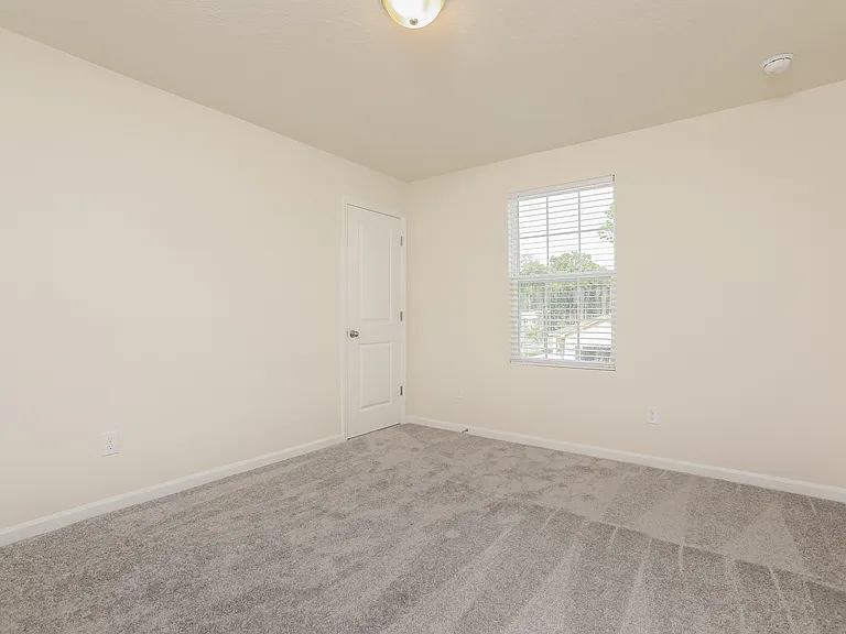 Lincoln Oaks — Photo 21