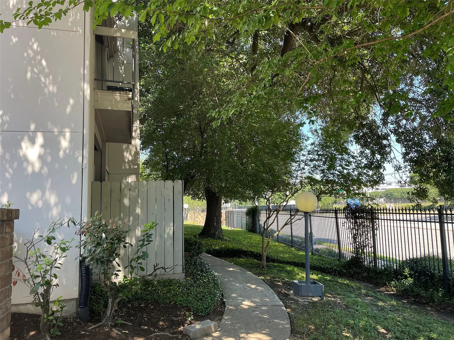 1 bed, 1.0 bath, 729 sqft, $1,200 — Photo 1
